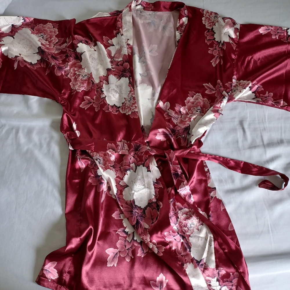 Satiny short robe